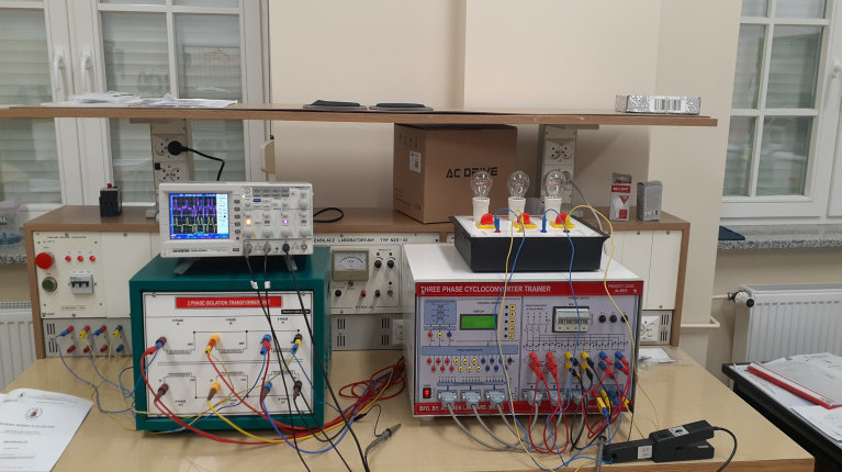 Three-phase SCR based cycloconverter 