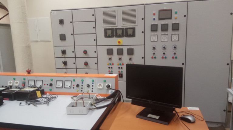 Low voltage main switchboard with synchronizing panel