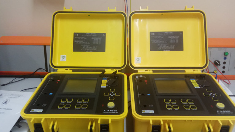 Portable insulation meter for low and medium voltage cables