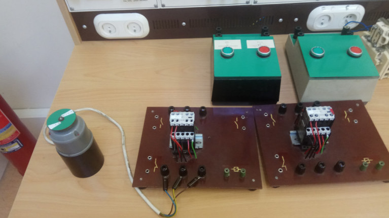 Lab stand for connecting relays and contactors