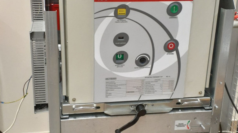 Medium voltage switchgear with withdrawable circuit breaker