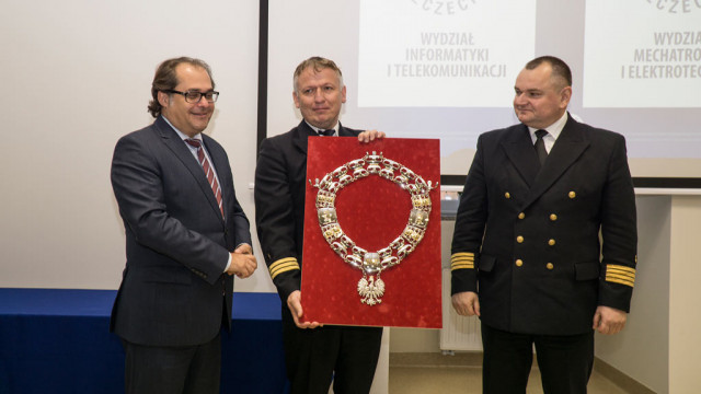 Presenting the ceremonial chain of office to the Dean Maciej Kozak, PhD, MUS Professor.