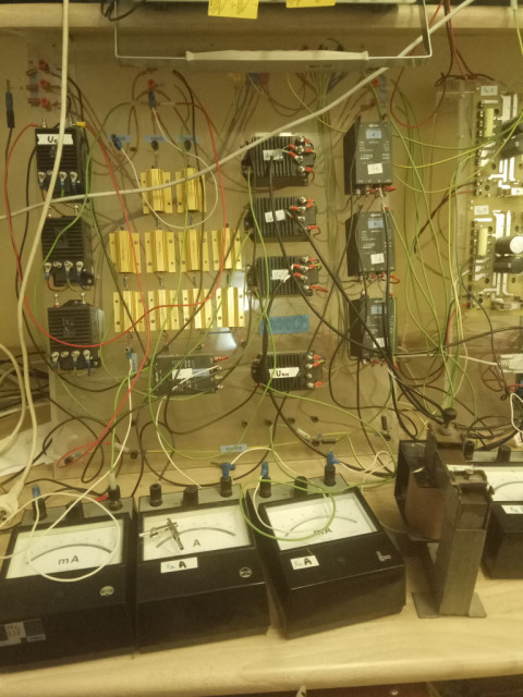 Test stand for active leakage current compensation in IT electrical grid