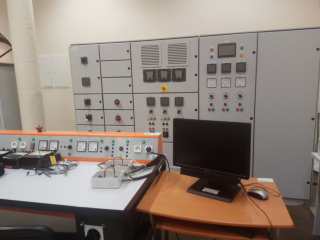 Low voltage main switchboard with synchronizing panel