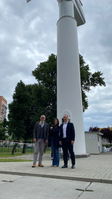 The Hapag-Lloyd team in front of a training wind turbine