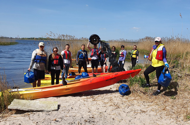 Students from the MUS Yacht Club during the action of cleaning the shores of Lake Dabie