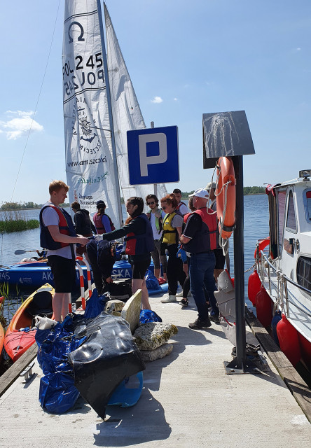 Students from the MUS Yacht Club during the cleaning the shores of Lake Dabie  Students